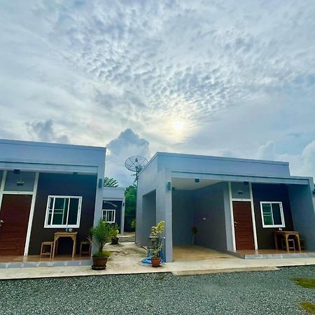 Villa แหลมงอบเฮาส์ Laemngob House Extérieur photo